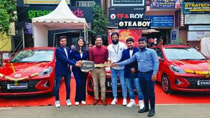 தன்னுடைய ஊழியர்களுக்கு விலை உயர்ந்த காரை பரிசளித்த டீ கடை உரிமையாளர்! பேசாம ஒரு டீ கடைய வச்சு பொழைச்சுக்கலாமா!