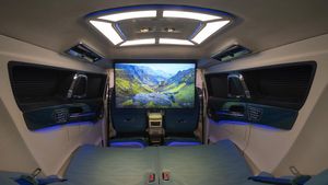 இந்திய நிறுவனத்தின் கை வண்ணத்தால் ரோல்ஸ் ராய்ஸையே மிஞ்சும் அழகிற்கு மாறிய இன்னோவா! காரா இல்ல கப்பலா!..