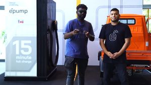 என்ன இவ்வளவு அழகா தமிழ் பேசுறாரு!! பெங்களூரு தொழிலதிபர் மாதிரியே தெரியலயே... எக்ஸ்போனெண்ட் சிஇஓ உடன்!!