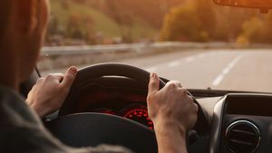 இடது பக்கம் இயக்கும் வசதி கொண்ட காரை இறக்குமதி செய்ய முடியுமா? இதை பயன்படுத்த சட்டத்துல அனுமதி உண்டா?