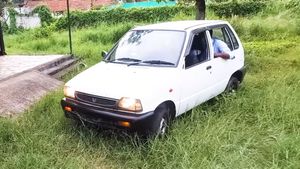 பெட்ரோலில் ஓடி கொண்டிருந்த காரை எலெக்ட்ரிக் காராக மாற்றிய இளைஞர்கள்.. ஆச்சரியம் மூனே நாள்ல மாத்திட்டாங்க..