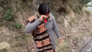 பெத்த மகன் இப்படி செஞ்சா எந்த அம்மாதான் சும்மா இருப்பாங்க.. நடு ரோட்டில் கண்ணீர் விட்டு அழ வச்சுட்டாரு! வீடியோ