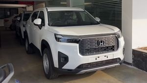 விலை ரூ.11 லட்சம் தான்! பலர் போட்டி போட்டு வாங்க போகிற ஹோண்டா கார்!! ஷோரூமில் இருந்து வெளியான வீடியோ