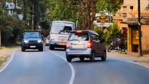 இவ்ளோ ஆபத்தான வகையில் அரசு பேருந்தை ஓவர் டேக் செய்தது இந்த நடிகரோட காரா! நல்ல வேளையா யாருக்கும் எதுவும் ஆகல!