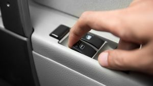 காரில் பவர் விண்டோஸ் இருப்பது நல்லதா? எல்லாரும் வாங்குவதால் நீங்களும் வாங்காதீங்க - கார் வாங்கும்முன் இதையெல்லாம் தெரிஞ்சிக்கோங்க