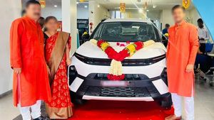 மைலேஜை வாரி வழங்கும் காரின் டெலிவரி பணியை டாடா தொடங்கிருச்சா!.. வெளியாகிய படத்தால் போட்டி நிறுவனங்கள் ஷாக்!