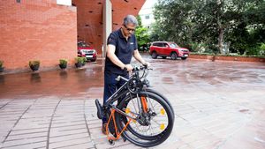 ஈஸியா மடக்கி எடுத்துனு போய்டலாம்!! ஆனந்த் மஹிந்திராவை கவர்ந்த எலக்ட்ரிக் சைக்கிள் - உருவாக்குனது யாரு?