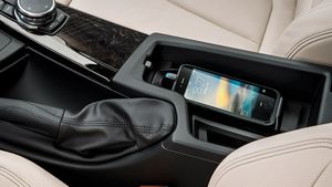 ஐபோன் 15-ஐ வாங்கிட்டு கஸ்டமர்ஸ் படும் பாடு இருக்கே!! BMW கார் உங்க கிட்ட இருக்கா? இதை தெரிஞ்சுக்கோங்க!