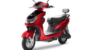 ரூ. 63,650 மட்டுமே.. என்ன இவ்ளோ ஸ்டைலான எலெக்ட்ரிக் ஸ்கூட்டரின் விலை இவ்ளோ கம்மியா! பிராங்க் எதுவும் பண்ணலையே!