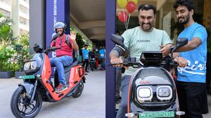 பலரோட நெடுநாள் எதிர்பார்ப்பு! இப்பதான் டெலிவரி தொடங்கியே இருக்கு! குஷியாக வந்து வாங்கிய கஷ்டமர்கள்!