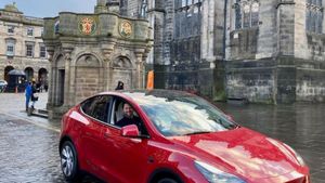 ரிப்பேரான எலெக்ட்ரிக் காரின் பேட்டரி பேக்.. வச்ச செலவு இவ்வளவா! மழ காலத்துல வெளிய போகவே யோசிக்கணும் போலையே!