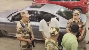 நடிகர் விஜயை விட அவர் வந்த காரை பார்க்க கூடிய கூட்டம்! சென்னை ஏர்போர்ட்டில் அதிகாலையில் நடந்த பரபரப்பு!