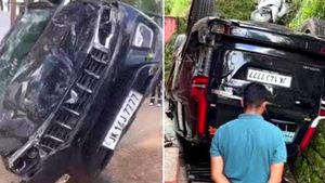 20 அடி பள்ளத்தில் தலைகுப்புற கவிழ்ந்த கார்! சின்ன கீறல் கூட இல்லாமல் உயிர் தப்பிய பயணிகள்!