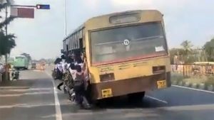 பஸ் படிக்கட்டுல தொங்கிட்டு போறத பத்தி தான் ஊரே பேசுது, இதுல இவ்வளவு ஆபத்து இருக்குதா?