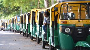 ரயிலை விட வேகமாக பயணித்த ஆட்டோ டிரைவர்! பெங்களூரு டிராஃபிக்கில் மின்னல் வேக பயணம்! வைரலாகும் வீடியோ!
