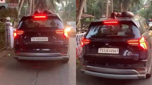 ஓடும் காரின் மேலே குழந்தைகளை படுக்க வைத்து தந்தை செய்த கொடூரம்! பலவீனமான இதயம் உள்ளவங்க வீடியோவை பாக்காதீங்க!