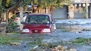வெள்ளத்துல முழ்குன வண்டில இதை மட்டும் எப்பயும் செய்யாதீங்க! அப்புறம் வண்டிய பேரிச்சம்பழத்துக்கு தான் போடனும்!