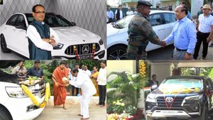 5 மாநில முதல்வர்களிடம் சொந்தமாக என்ன கார் இருக்கிறது தெரியுமா? இதெல்லாம் நம்புற மாதிரியில்லயே!