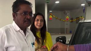 அவரு முகத்தை பாருங்க! என்ன நடக்குதுனே தெரியாம ஒறஞ்சு போய்ட்டாரு! இந்த மாரி பொண்ணுங்கலாம் ரேர் பீஸ் செட்டியார்!