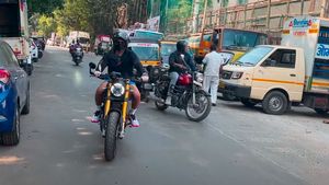 18 லட்ச ரூபாய் பைக்கை ரோட்ல சர்வ சாதாரணமா ஓட்டீட்டு வந்தது அவரா! வீடியோவ பாத்ததும் உறைந்து போன மக்கள்!