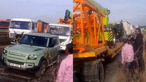 லாரி, லாரிக்கு மேல ஒரு கிரேன்.. அசால்டாக இழுத்து சென்ற கார்.. இந்த காருக்கு பேய் பிடிச்சிருக்குமோ!