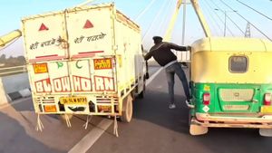ரீல்ஸ் மோகம்... ரோட்ல போகும்போது இனி உஷாரா போகனும் போலயே!! எங்கிருந்துதான் வருவார்களோ!