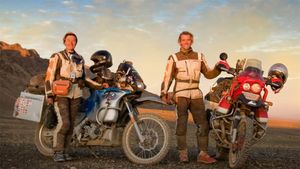 கணவன் மனைவியாக உலகை சுற்றும் பைக் ரைடர்கள்! இந்த வீடியோவ பார்த்தா உடனே மனைவியுடன் ரைடை ஸ்டார்ட் பண்ணிடுவீங்க!