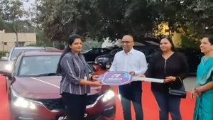 சேர்ந்தா இப்படி ஒரு கம்பெனில வேலைக்கு சேரணும்.. ஊழியர்களுக்கு விலை உயர்ந்த காரை பரிசாக வழங்கிய சென்னை நிறுவனம்