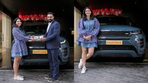 எதை பாக்கறதுனே தெரியல... அவங்கள மாதிரியே காரும் அழகா இருக்கு... உத்து பாத்ததுக்கு அப்புறம்தான் யார்னே தெரியுது