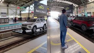 மெட்ரோ ரயில் நிலையத்தில் ரயிலுக்கு பதிலாக வந்த கார்கள்... இணையத்தில் வைரலாகும் வீடியோ... இது எங்கு நடந்தது!!