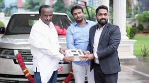 கொஞ்சம் விட்டா அம்பானியவே தூக்கி சாப்பிட்றுவாரு! இவர் வாங்கன புது காரோட விலை இத்தன கோடியா! ஷாக் ஆன மக்கள்