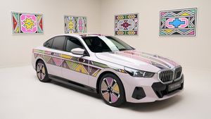 அனிமேஷனாகும் பாடி பேனல் கொண்ட கார்.. செல்போன் திரையை போல கண்கவர் வண்ணங்களில் அனிமேஷனை பிரதிபலிக்கும்!