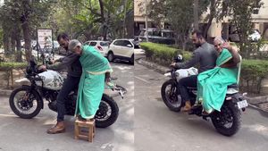 இந்த வயசில் இப்படி ஒரு ஆசையா! சேர் போட்டு ராயல் என்பீல்டு பைக்கில் ஏறிய மூதாட்டி! காரணத்தை கேட்டதும் ஆச்சரியம்