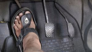 கார் ஓட்டும்போது நிறைய பேரு இந்த தவறு பண்ணுறோம்!! வெளிநாடுகளில் இதுக்கு தடை இருக்கு...