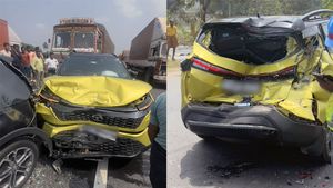முன்னாடி காரு, பின்னாடி லாரி ரெண்டுத்துக்கும் நடுவில் சிக்கியும் பயணிகள் சேஃப்... எமனுக்கே சவால் விட்ட கார்!