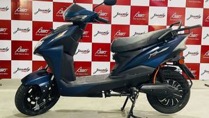 தினமும் யூஸ் பண்றதுக்கு ஏற்ற எலக்ட்ரிக் ஸ்கூட்டர்!! ஒருமுறை சார்ஜ் பண்ணா போதும், 2 நாளைக்கு அசால்ட்டா ஓட்டலாம்