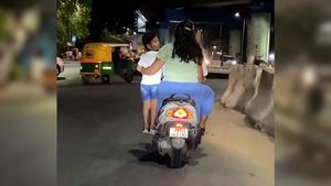 பெத்த குழந்தையை நடுரோட்டில் இப்படியா செய்வது? கொஞ்சம் மிஸ் ஆகினால் எல்லாமே காலி!!