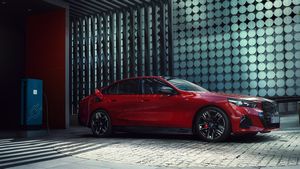 இந்த காரை எல்லாம் நாம கண்ணால நேர்ல பார்த்தாலே அது நம்ம செஞ்ச புண்ணியம் தான்! காரோட ரேட் அப்படி!