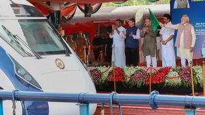 ஒரு படம் பாக்கற நேரத்துல சென்னைல இருந்து இந்த ஊருக்கு போயிரலாமா! ஆம்னி பஸ்கள் பொழப்புல மண்ண அள்ளி போட்டுடாங்க!
