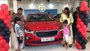 மிடில்-கிளாஸ் மக்களின் காரை ஆசையாய் வாங்கியது இந்த காமெடி நடிகரா!! இந்த கல்யாண நாளை இனி மறக்கவே மாட்டாரு!
