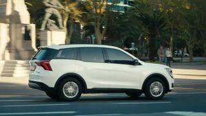 சன்ரூஃப்-இல் இருந்து எல்லாமே கிடைக்கும்!! புது மஹிந்திரா காரின் விலை இதுதான்... மிடில்-கிளாஸ் மக்களுக்கான கார்