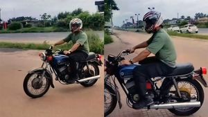 பைக் ஓட்டும்போது டோனி செய்த காரியம்! ஐபிஎல் தோல்விய மறக்க வெச்சுட்டாரு! இதுனாலதான் இந்த மனுஷனை கொண்டாடறாங்க!