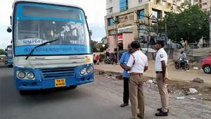 இவ்வளவு நாள் இல்லாமல் திடீரென அரசு பஸ்களை தேடி பிடித்து அபராதம் போடும் போலீசார்! உண்மை இது தான்!