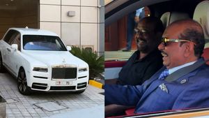 8 கோடி ரூபாய் காரில் வலம் வந்த சூப்பர்ஸ்டார்! கூட இருக்கறது பெரிய கை ஆச்சே! அவரே கார் ஓட்னதுலாம் பெரிய விஷயம்!