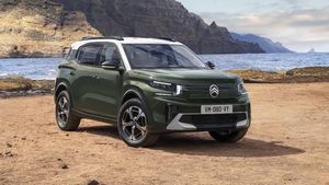 வெறும் 5 பேர் பயணிக்கும் எலக்ட்ரிக் காருக்கு இவ்வளவு விலையா? நம்ம ஊரில் இந்த விலையில் இன்னோவாவை வாங்கிவிடலாம்!