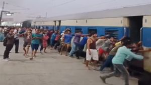 கார், பஸ் மாதிரி ரயிலை தள்ளிய பயணிகள்! உண்மையில் என்ன நடந்தது தெரியுமா? வைரலாகும் வீடியோ!