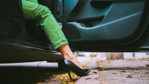 இப்படி ஒரு சட்டம் இருக்குறதே பாதி பேருக்கு தெரியாது! ஹீல்ஸ் போட்டு வாகனம் ஓட்ட கூடாதா?