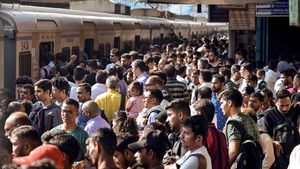 முன்பதிவு செய்த பயணிகளை ஏறவிடாமல் தடுத்த டிக்கெட் இல்லாத பயணிகள்! எமர்ஜென்ஸி கோட்டாவில் புது டிக்கெட்!