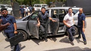 எவ்வளவு பெரிய அரசியல்வாதி... ஒரு கார் கூட சொந்தமாக இல்லையா? சந்தேகம் பெருசா கிளம்புதே!!