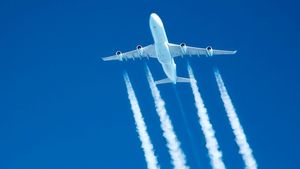 விமானங்களுக்கு பின்னால் வெள்ளை நிற புகை வருவதை பார்த்துள்ளீர்களா? அதற்கு காரணம் இதான்!